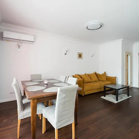Wiktorska Standard Apartment Warsaw